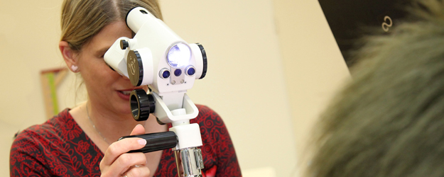 Das Kolposkop ist ein wichtiges Instrument in der Untersuchung von Missbrauchsopfern. (Foto: Stefan F. Sämmer)