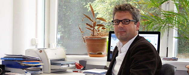 Prof. Dr. Bernd Meyer vom Arbeitsbereich Interkulturelle Kommunikation betreut die jungen Dolmetscher im Rahmen des seit Januar 2012 laufenden Projekts. (Foto: FTSK)