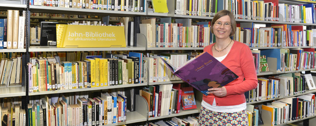 Dr. Anja Oed leitet die Jahn-Bibliothek für afrikanische Literaturen, die zur Bereichsbibliothek Ethnologie und Afrikastudien gehört. (Foto: Uwe Feuerbach)