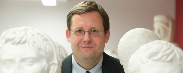 Dr. Patrick Schollmeyer kümmert sich um die Original- und Abguss-Sammlung am Arbeitsbereich Klassische Archäologie der JGU. (Foto: Peter Pulkowski)