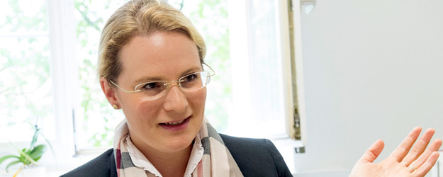 Neben ihrer Lehrtätigkeit an der JGU engagiert sich Julia-Maria von Schenck zu Schweinsberg in der Flüchtlingshilfe in Deutschland und Griechenland. (Foto: Peter Pulkowski)