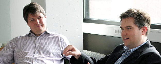 Prof. Dr. Stefan Kramer (l.), stellvertretender geschäftsführender Leiter des Instituts und Prof. Dr. Andreas Hildebrandt (r.), Head of Software and Bioinformatics (Foto: Stefan F. Sämmer)