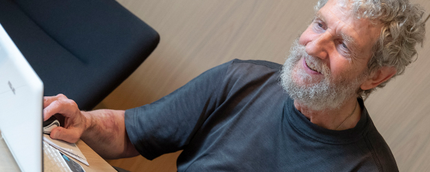 Bereits Ende der 1970er-Jahre entwickelte Prof. em. Dr. Jürgen Perl eine erste Badminton-Spielsimulation am Computer. (Foto: Stefan F. Sämmer)