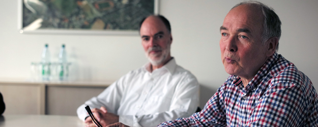 Prof. Dr. Elmar Schömer (hinten) und Dr. Hans-Jürgen Schröder (vorn), Akademischer Direktor des Instituts für Informatik der JGU (Foto: Stefan F. Sämmer)