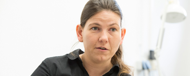 Juniorprof. Dr. Ute Hellmich integriert regelmäßig Bachelorstudierende sowie Praktikantinnen und Praktikanten in ihre Membrane Biochemistry-Arbeitsgruppe. (Foto: Peter Pulkowski)