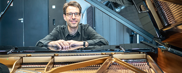 Sebastian Sternal lehrt seit 2011 als Professor für Jazzklavier an der Hochschule für Musik der JGU. (Foto: Stefan F. Sämmer)