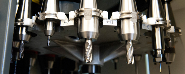 Die Werkstatt am Institut für Physik hat ihren Ausbildungsbereich für Feinwerkmechaniker modernisiert und stellt ihre neuen CNC-Maschinen vor. (Foto: Peter Pulkowski)
