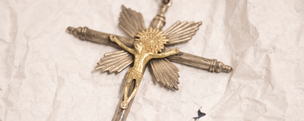 Dieses Kreuz stammt vermutlich aus dem 19. Jahrhundert und zeigt Jesus Christus mit einem prächtigen Strahlenkranz. (Foto: Peter Pulkowski)