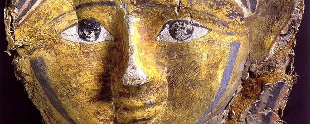 Diese Gesichtsmaske eines Mumienkartonage-Ensembles stammt aus dem Ägypten der Ptolemäerzeit zwischen dem dritten und ersten vorchristlichen Jahrhundert. (Foto: Ursula Rudischer)
