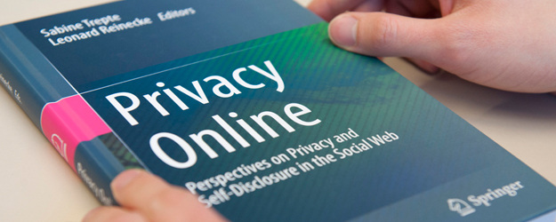 Den Phänomenen im Schnittbereich von Social Media und Privatsphäre widmet sich das kürzlich von ihm und seiner Kollegin Sabine Trepte herausgegebene Buch Privacy Online. (Foto: Peter Pulkowski)