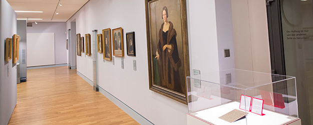 Neben dem Porträt von Marie von Guaita findet sich ein Brief ihrer Mutter Meline an deren berühmte Schwester Bettina von Arnim. (Foto: Peter Pulkowski)