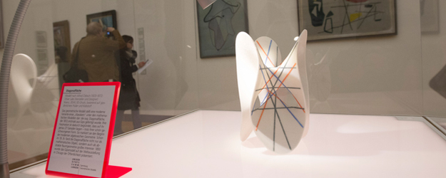 Zwischen den abstrakten Gemälden verschiedener Künstler und einem 3-D-Objekt aus der Mathematischen Sammlung der JGU besteht eine erstaunliche Ähnlichkeit. (Foto: Peter Pulkowski)