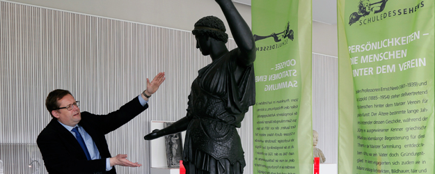 Dr. Patrick Schollmeyer neben der farbigen Rekonstruktion der sogenannten Athena Lemnia, die ein Beispiel privater Finanzierung für den Auf- und Ausbau des Mainzer Vereins für plastische Kunst darstellt <small>(Foto: Stefan F. Sämmer)</small>