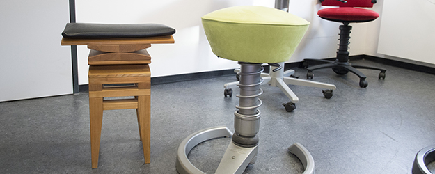 Eine Auswahl von differenziellen Möbeln in Schöllhorns Büro (Foto: Peter Pulkowski)