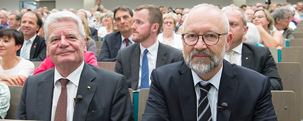 Bundespräsident a.D. Dr. Joachim Gauck war zum Abschluss der Stiftungsprofessur von Prof. Dr. Herfried Münkler zu Gast an der JGU. (Foto: Peter Pulkowski)
