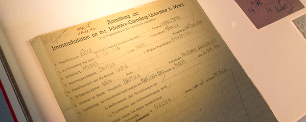 Kabarettist Hanns Dieter Hüsch schrieb sich 1948 für Deutsch, Philosophie und Kunstgeschichte an der JGU ein – wie seine Anmeldung zur Immatrikulation im Universitätsarchiv belegt. (Foto: Peter Pulkowski)