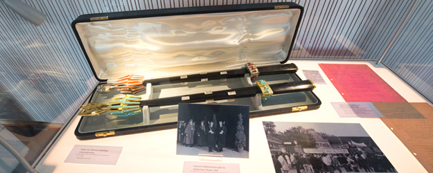 Die beiden Zepter der Johannes Gutenberg-Universität Mainz waren wahrscheinlich zur Rektoratsübergabe im Jahr 1967 letztmalig im Gebrauch. (Foto: Peter Pulkowski)