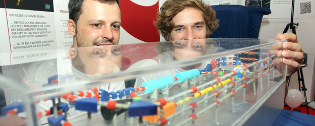 Das Exzellenzcluster PRISMA präsentiert ein Modell des Elektronenbeschleunigers MESA. (Foto: Stefan F. Sämmer)