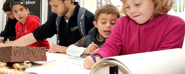 Das Lyriklabor lädt alle Wissenschaftsmarkt-Besucher ein, am längsten Gedicht der Welt mitzuschreiben. (Foto: Stefan F. Sämmer)