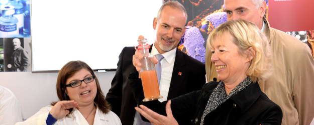 Wissenschaftsministerin Doris Ahnen (r.), FH-Präsident Prof. Dr.-Ing. Gerhard Muth (hinten r.) und Universitätspräsident Prof. Dr. Georg Krausch (2.v.l.) besuchten unter anderem den Stand von Boehringer Ingelheim. (Foto: Peter Pulkowski)