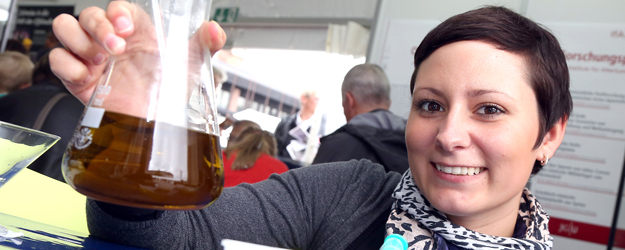 Am Stand des Instituts für Altertumswissenschaften der Johannes Gutenberg-Universität Mainz erklärt Sabrina Dörr die Parfümmixtur nach einem Rezept von Plinius dem Älteren. (Foto: Stefan F. Sämmer)