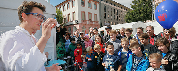 Zahlreiche Wissenschaftsinstitutionen und Unternehmen der Region boten beim 16. Mainzer Wissenschaftsmarkt Einblicke in ihre Arbeit und Forschung. (Foto: Bernd Eßling)