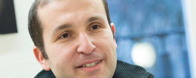 Artem Zolotarov überzeugt in der Poetry Slam-Szene mit ernsthaften gesellschaftskritischen und politischen Texten. (Foto: Peter Pulkowski)