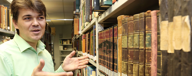 Junior Professor László Károly of the Department of Oriental Studies shows around the library. (photo: Stefan F. Sämmer)