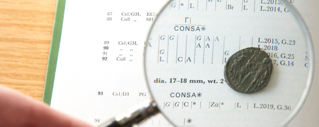 Before Claudine Walther registers the coins of the JGU collection in the new database, she measures and weighs each of them. (photo: Peter Pulkowski)
