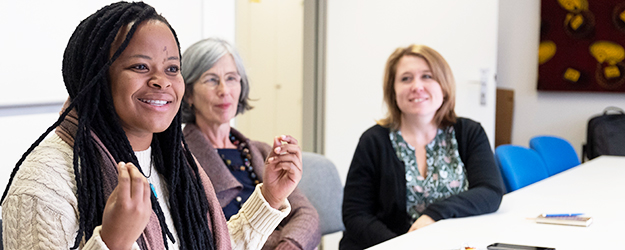 Sitting with Dr. Anna-Maria Brandstetter (center) and Yamara Wessling (right), Sikelelwa Anita Mashiyi inspires and enthralls as she talks about her research on the spaza hip hop of the townships. (photo: Stefan F. Sämmer)