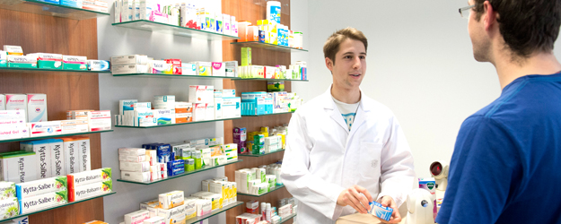 The training pharmacy of the Institute of Pharmaceutical Sciences and Biochemistry is designed to prepare aspiring pharmacists for their future professional roles. (photo: Peter Pulkowski)