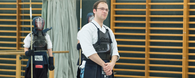 The political science major Thomas Gerstmann teaches a small group in naginata, a japanese martial art. (photo: Peter Pulkowski)