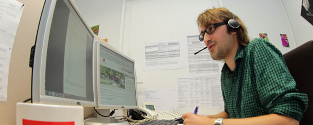 Alexander Bechtel working in the Student Service Hotline team (photo: Stefan F. Sämmer)