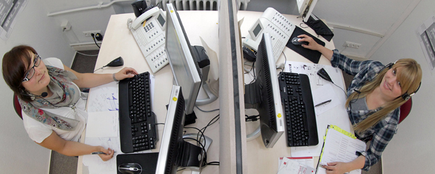 (fltr) Katharina Dötzer and Franziska Heintz at their hotline workplaces (photo: Stefan F. Sämmer)