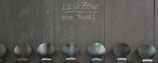 Visitors receive a sheet of paper with the Spanish original. They can add the German translation at the various stamping stations. (photo: Sascha Katanic)