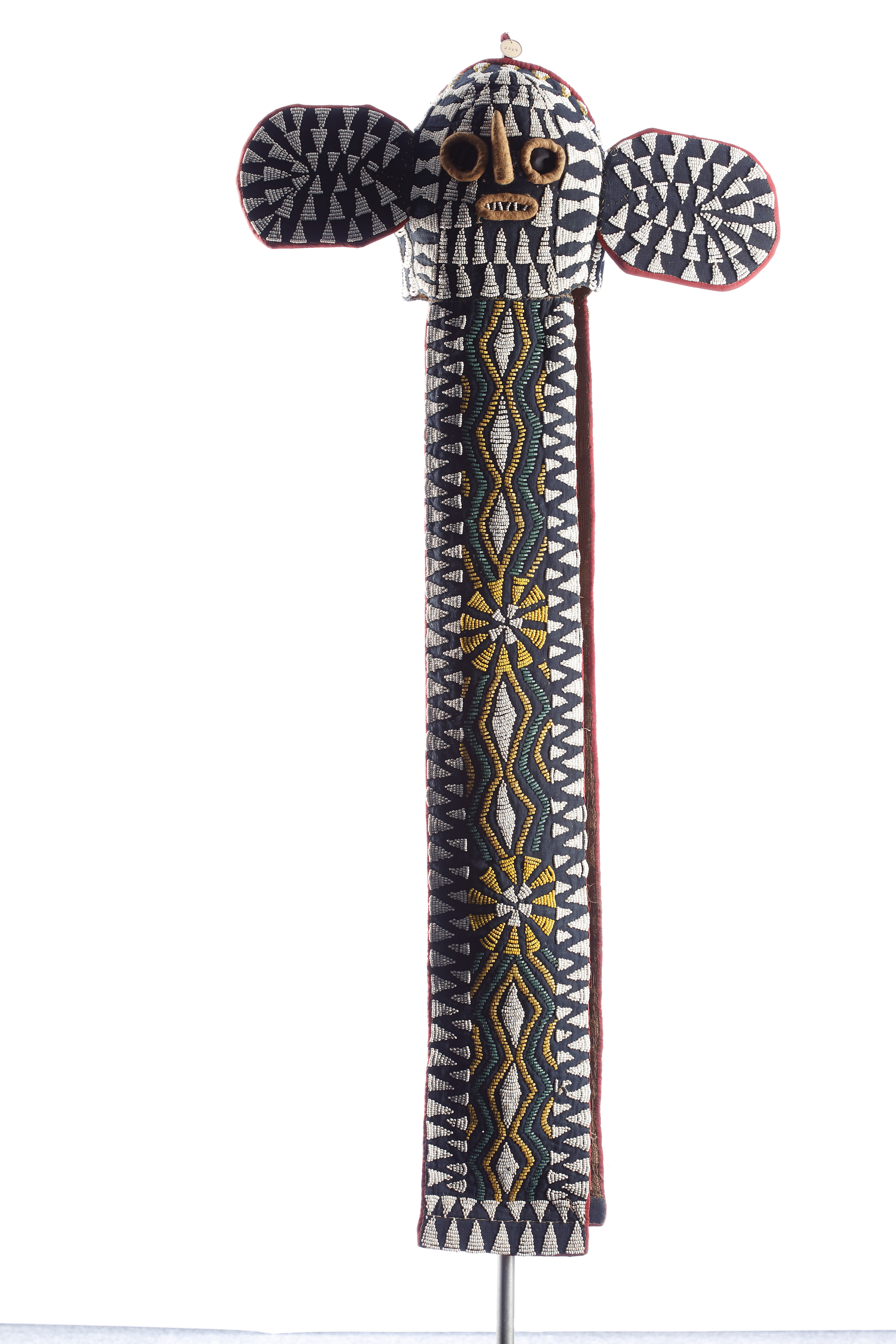 Elefanten-Maske; unbekannter Handwerker; Bamileke-Region (Kamerun); nach 1900 gesammelt von Adolf Diehl; 1909 im Linden-Museum (Stuttgart) inventarisiert, seit 1971 an der JGU Mainz; Stoff, Glasperlen, Pflanzenfasern; Foto: Thomas Hartmann