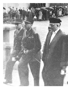 Rektor Schmid (rechts) im Talar bei der Eröffnungsfeier der Johannes Gutenberg-Universität Mainz im Mai 1946