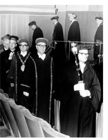 Einzug der Professoren im Talar bei der Rektoratsübergabe 1964, UA Mainz, S 3 Nr. 1111