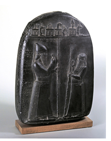 Kudurru mit einer Belehnungsszene, die König Marduk-apla iddina II. (721-711 v.Chr.) zeigt, vor ihm ein Tempelfunktionär, umgeben von Göttersymbolen und einer Inschrift. Babylonien 715 v.Chr., Marmor (H. 45 cm, Br. 32 cm) (Foto: Monika Gräwe, ADD)
